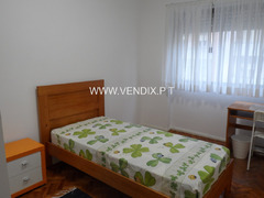 Quarto em apartamento todo equipado no Lumiar.