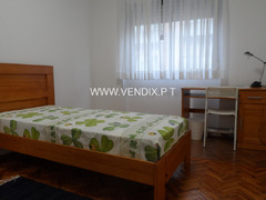 Quarto em apartamento todo equipado no Lumiar.