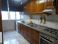Quarto em apartamento todo equipado no Lumiar.