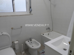 Quarto em apartamento todo equipado no Lumiar.